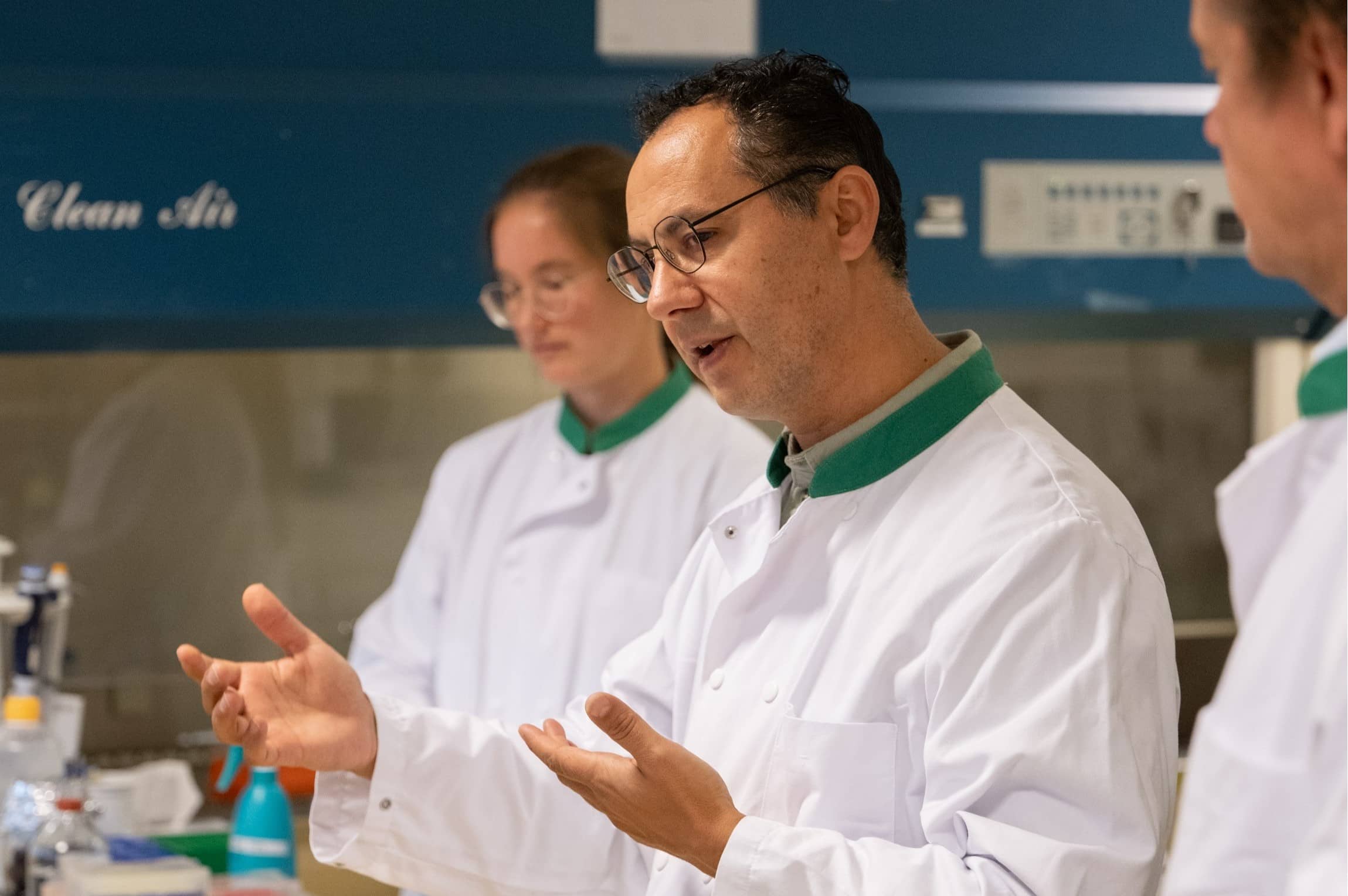 Dr Abdoel el Ghalbzouri with visitors in his skin lab (LUMC)
