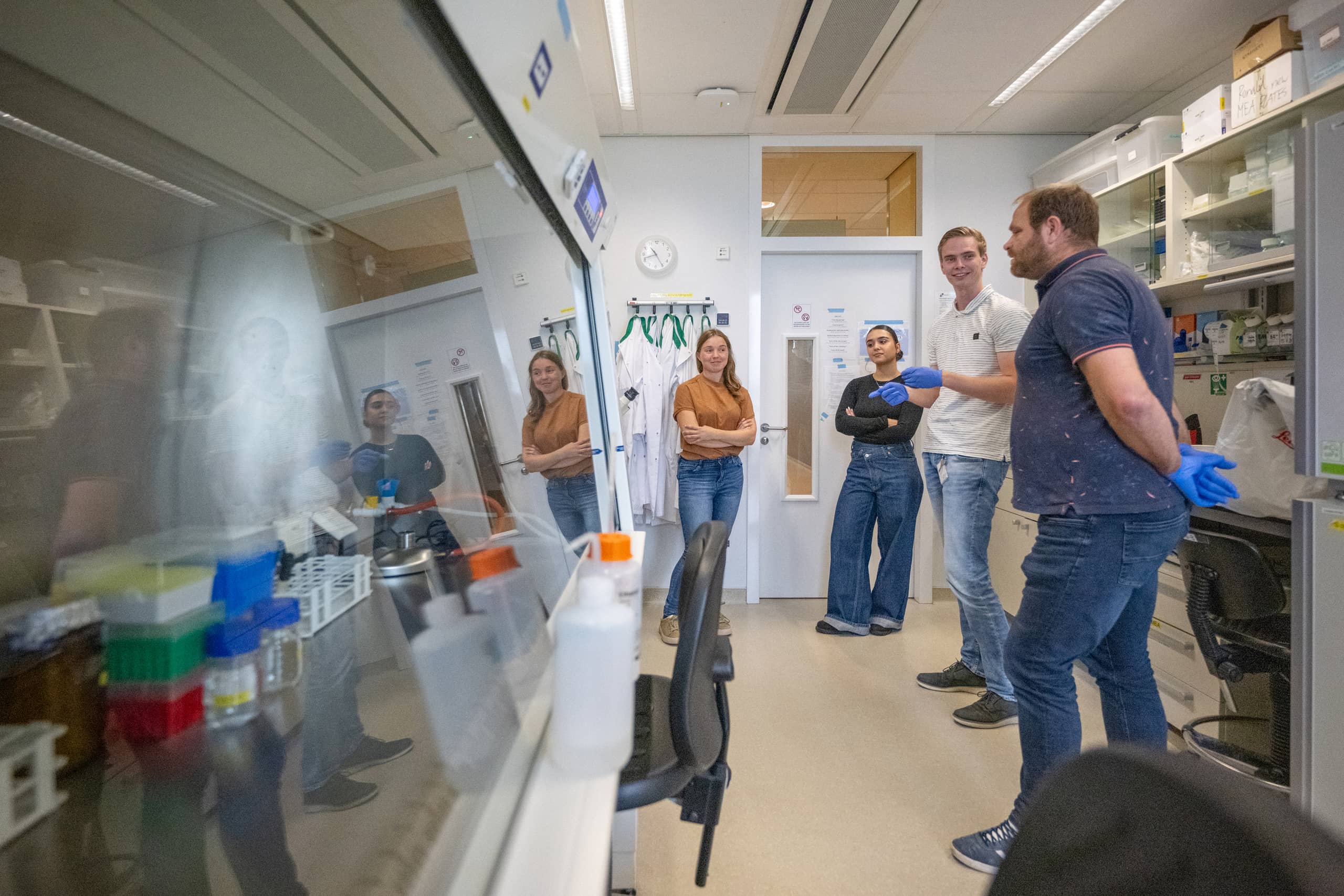 Dr Ronald Buijsen with visitors in his brain lab (LUMC)