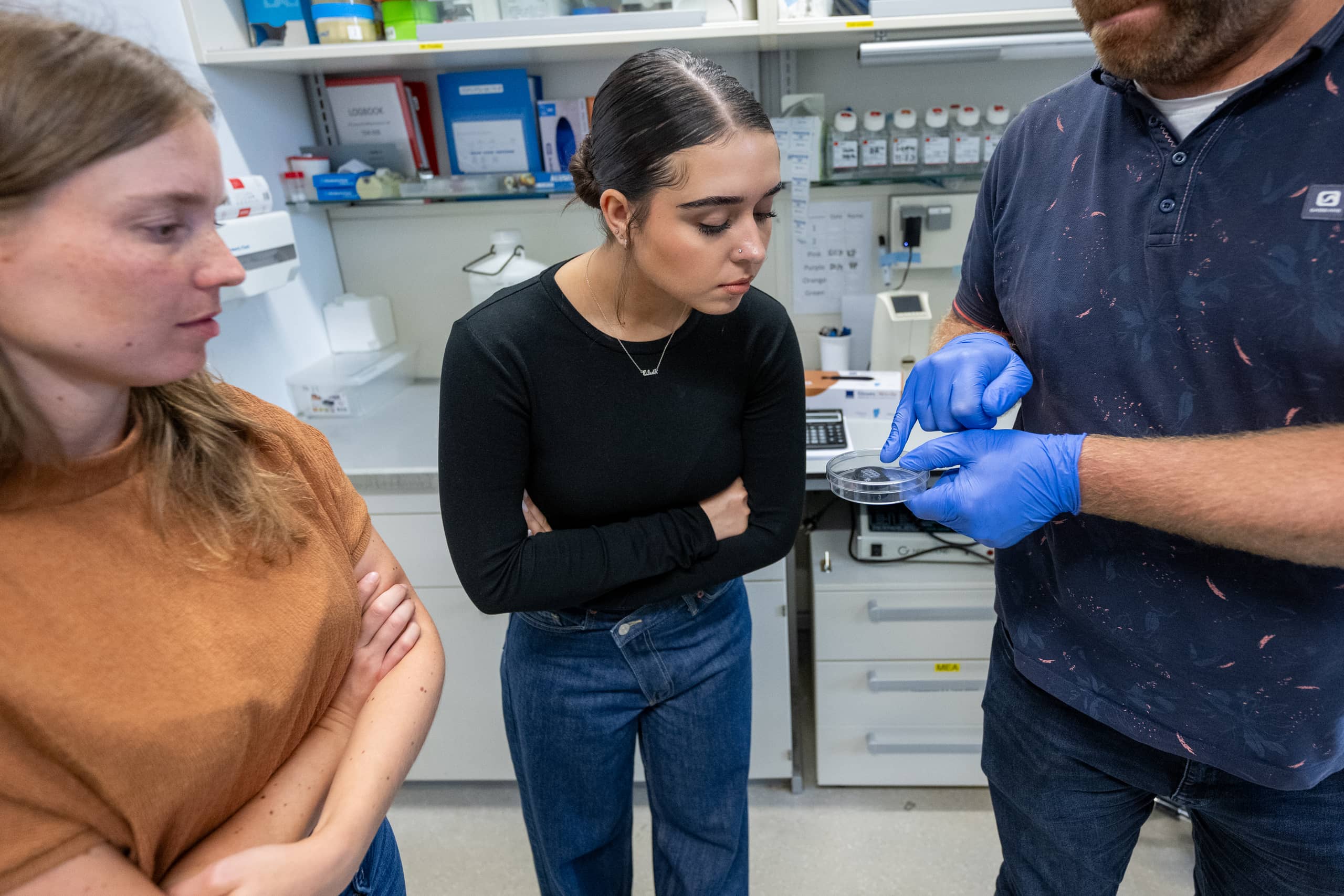 Dr Ronald Buijsen shows 3D brain model of human cells