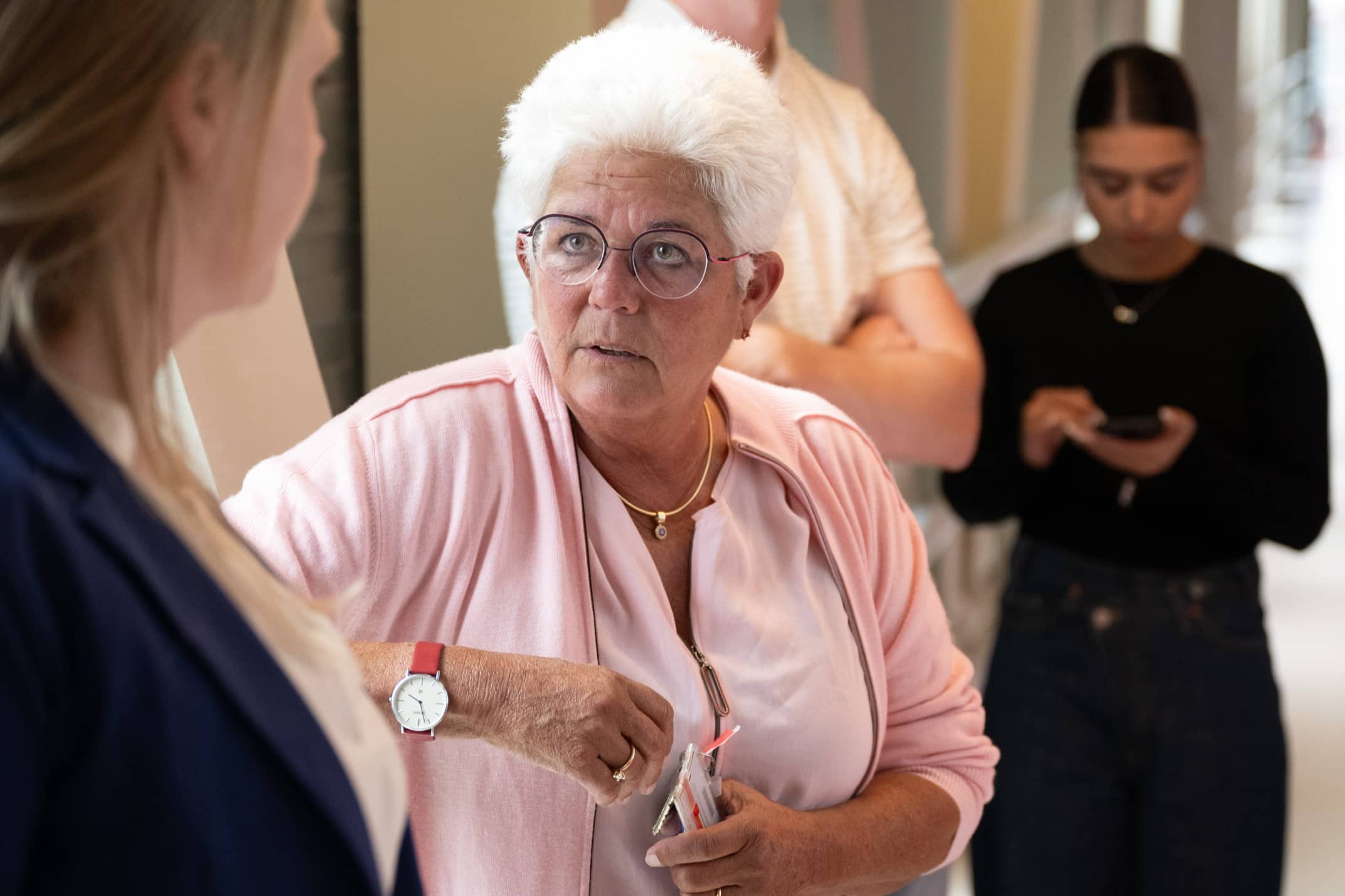 Dr Tineke Coenen in conversation with a visitor to the LUMC Animal Experimental Center