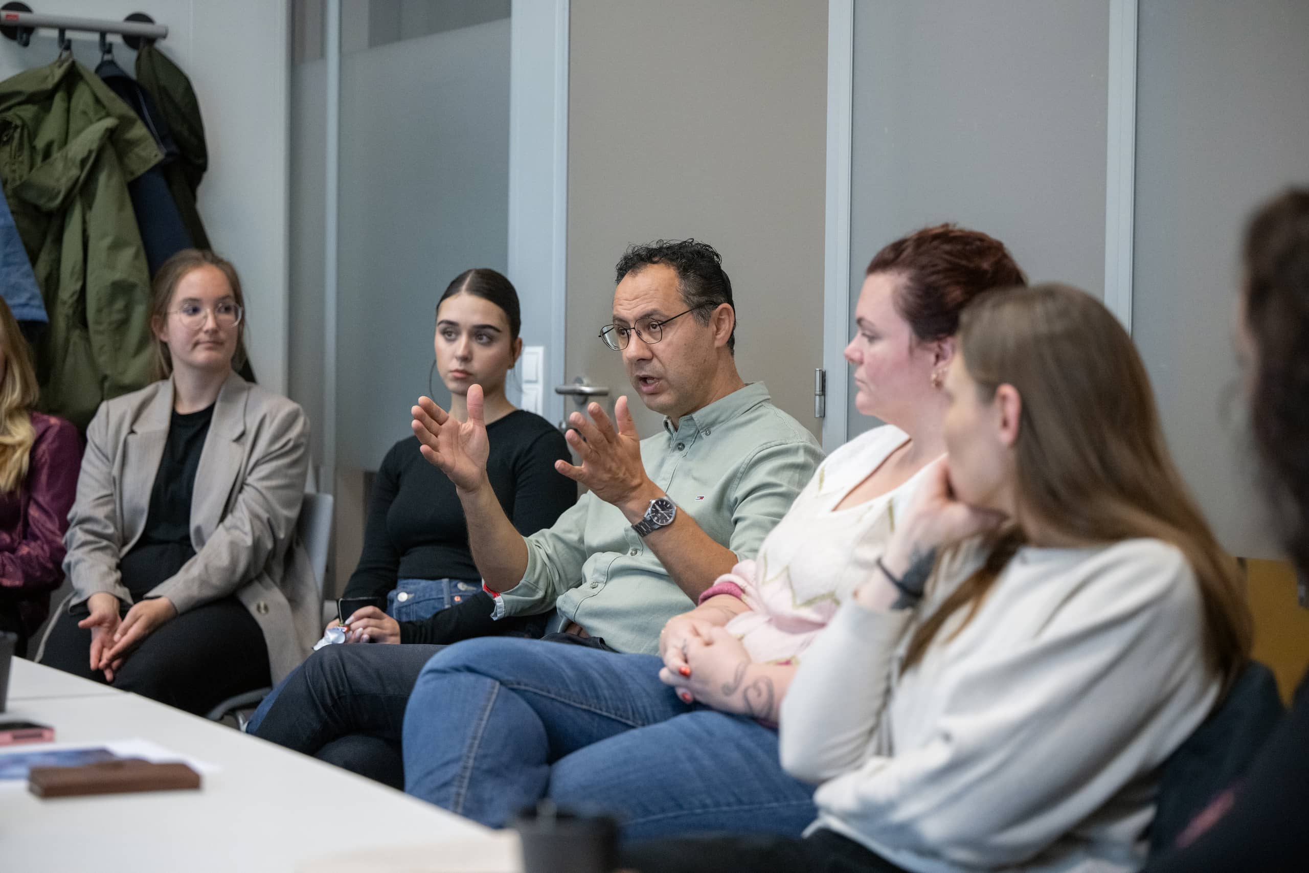 Participants TPI Labtour in conversation with researchers