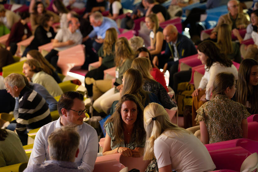 zaal met mensen die met elkaar praten