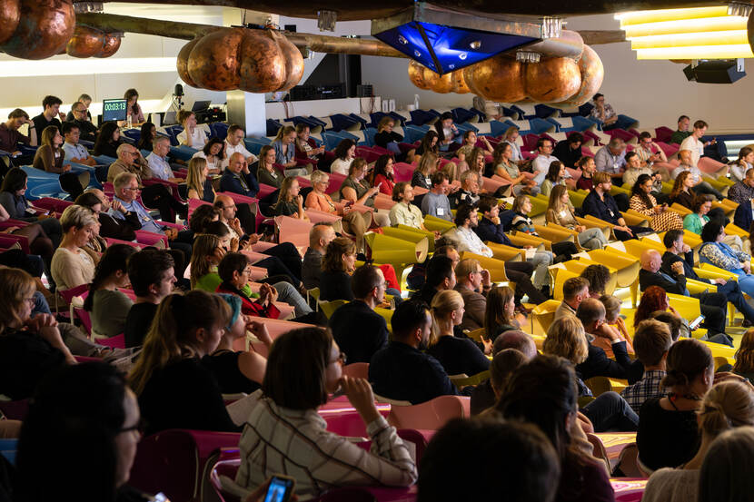 zaal met mensen