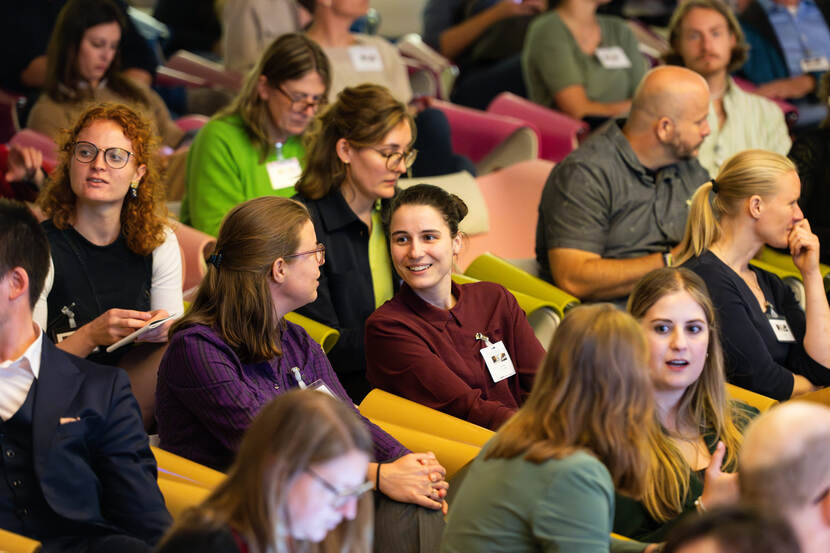 zaal mensen met elkaar in gesprek