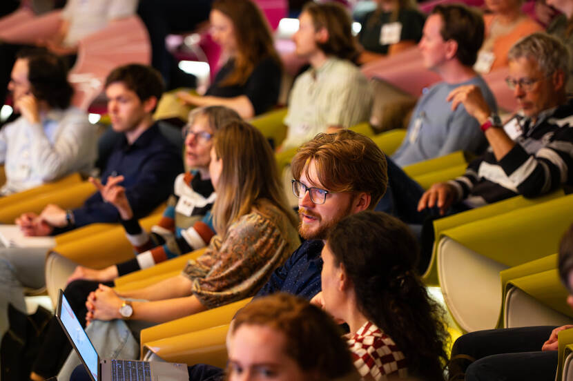 mensen in de zaal